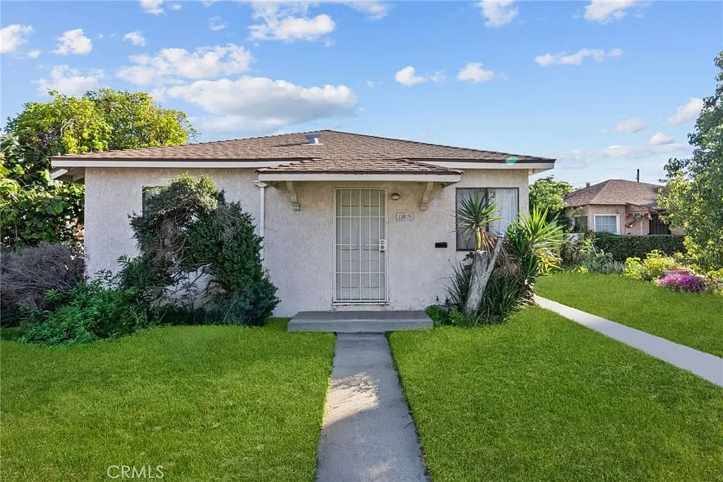 11816 Victory Blvd